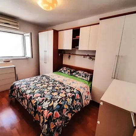 Apartment Mate,s *