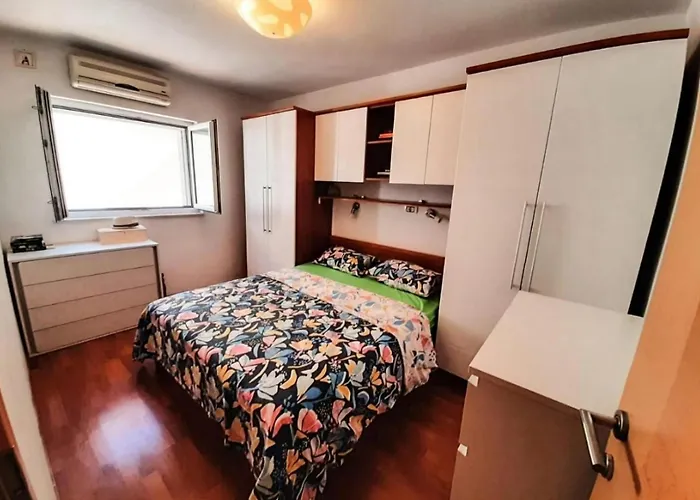 Apartment Mate,s *